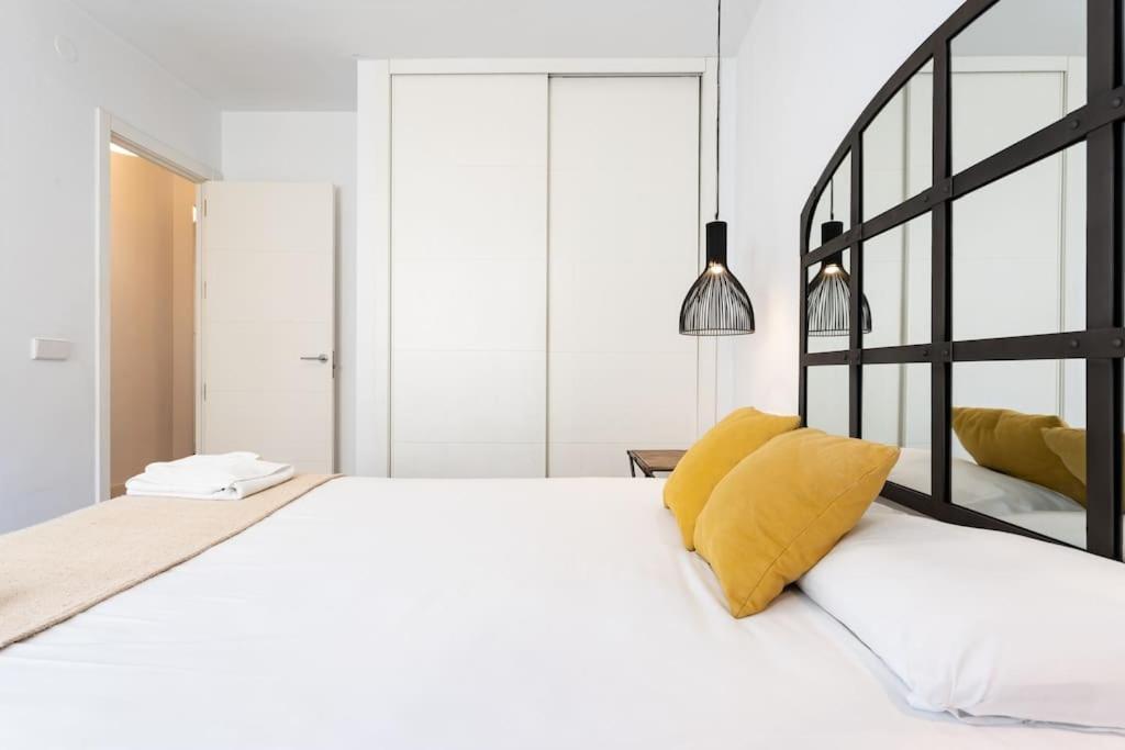 Super Central Malaga Flat With Terrace And Free Parking Kültér fotó