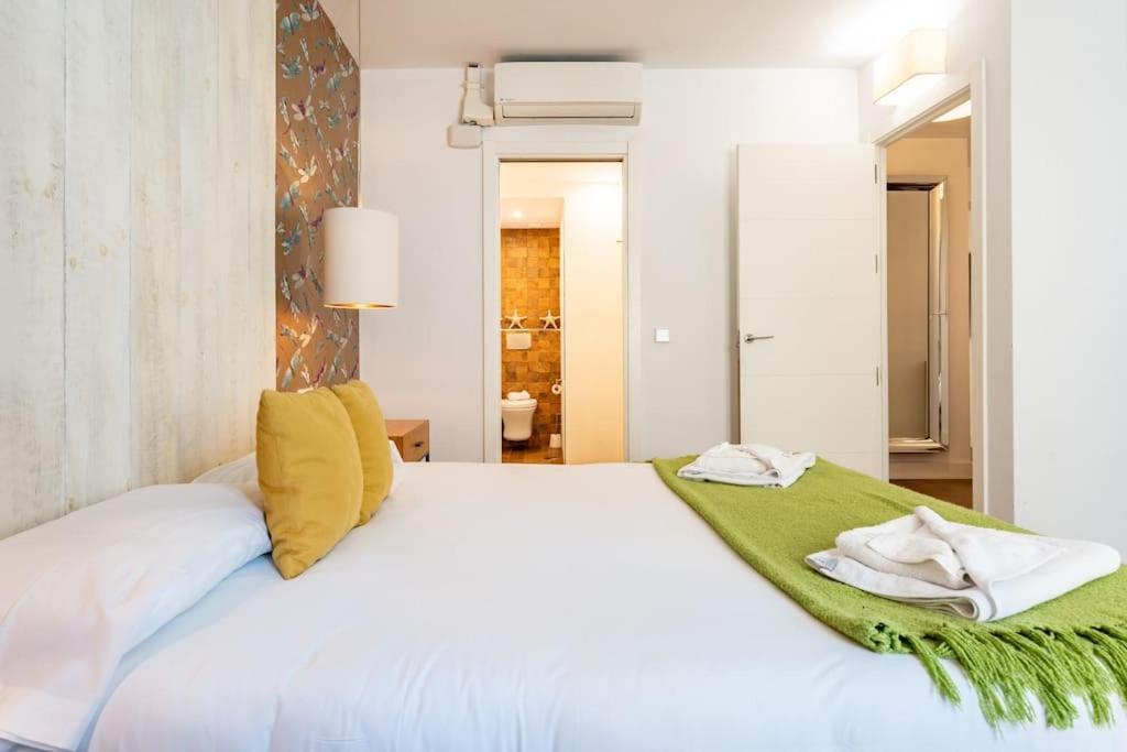 Super Central Malaga Flat With Terrace And Free Parking Kültér fotó